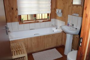een badkamer met een bad, een wastafel en een toilet bij Bush break @ 3990 Marloth Park in Marloth Park