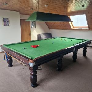 einen Snooker-Tisch in einem Zimmer mit einer Ausstattung in der Unterkunft Hill Top House 