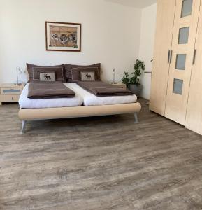 1 dormitorio con 1 cama y suelo de madera en Bodmen B, en Zermatt