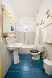 ein Bad mit einem WC, einem Waschbecken und einem WC in der Unterkunft House of Hapiness in Assos in Asos