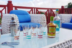 a table with glasses and bottles of alcohol on it at Idéal groupe : Villa 150m2 + piscine + vue mer in La Trinité