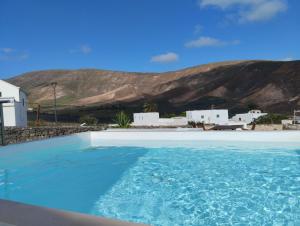 a large swimming pool with mountains in the background at Casa Pancho in Tabayesco