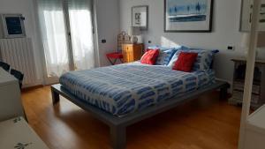 A bed or beds in a room at My b&b - Strada Vecchia del Pinocchio 3/B