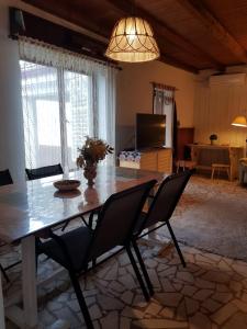 uma mesa de jantar e cadeiras numa sala de estar em Sunny Bay House em Kotor