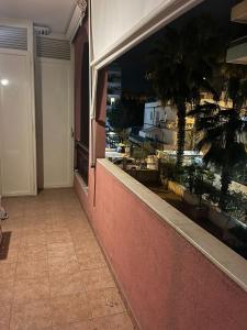 einen Balkon mit Stadtblick in der Nacht in der Unterkunft RG HOUSE in Trani