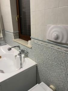 uma casa de banho com um lavatório e um WC em RG HOUSE em Trani