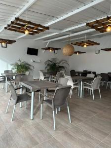 een eetkamer met tafels en stoelen en een tv bij HOTEL JARDIN 38 in Pasto