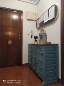 un armario azul en una habitación con puerta en Solete en Suances
