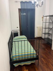 Bett in einem Zimmer mit Kronleuchter in der Unterkunft RG HOUSE in Trani