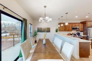 Una cocina y un comedor con mesa y sillas. en Flagstaff's Finest, en Flagstaff
