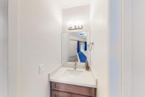 un baño con lavabo y espejo en Flagstaff's Finest, en Flagstaff 11 fotos más