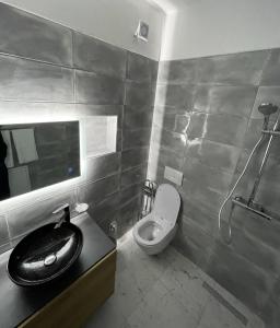 y baño con lavabo y aseo. en Center Tirana Apartments, en Tirana