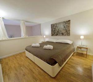 A bed or beds in a room at Navona Gold Apartment