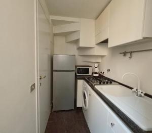 A kitchen or kitchenette at Navona Gold Apartment