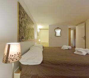 A bed or beds in a room at Navona Gold Apartment
