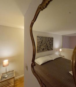 una camera con un grande letto con struttura in legno di Navona Gold Apartment a Roma