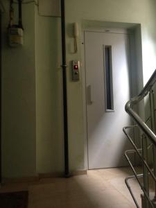 トラブゾンにあるBEŞ YILDIZ APARTの階段付きの部屋の開口ドア