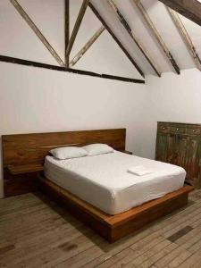 um quarto com uma cama num quarto com um tecto em finca playa seca em Santa Fe de Antioquia