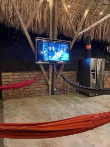 uma televisão sentada num palco num quarto em finca playa seca em Santa Fe de Antioquia