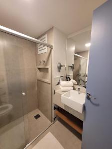 uma casa de banho com um lavatório e um chuveiro em Garvey Park Hotel - Quarto Premium 409 em Brasília
