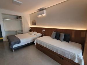 two beds in a hotel room with at Garvey Park Hotel - Quarto Premium 409 in Brasilia