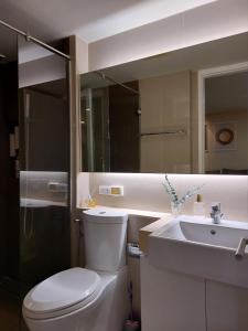 Condominium Sukhumvit Soi 5 - BTS Nana- Room Size 47m2 في Makkasan: حمام مع مرحاض ومغسلة ومرآة