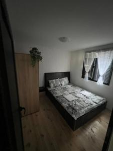 1 dormitorio con cama, ventana y puerta en Еко Къщи Къмпинг Созопол Еко en Sozopol
