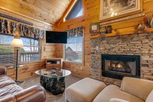 Una sala de estar con chimenea en una cabaña de troncos en Snuggle Bear Hideaway, en Pigeon Forge