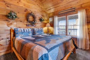 Un dormitorio con una cama en una cabaña de troncos en Snuggle Bear Hideaway, en Pigeon Forge 20 fotos más
