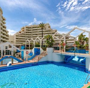 basen w ośrodku z dużym budynkiem w obiekcie EL ESTUDIO DE LA PLAYA BENALBEACH 317 Terraza vistas al Mar w mieście Benalmádena