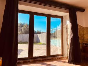 una ventana abierta con vistas a un patio en Casa di Pietra, en San Giovanni Suergiu