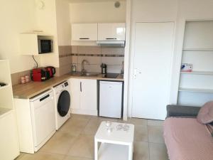 Kuchnia lub aneks kuchenny w obiekcie Joli Studio à Sanary-sur-Mer