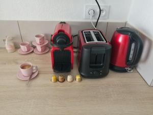 kuchnia z tosterem i ekspresem do kawy w obiekcie Joli Studio à Sanary-sur-Mer w mieście Sanary-sur-Mer