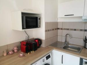 Kuchnia lub aneks kuchenny w obiekcie Joli Studio à Sanary-sur-Mer