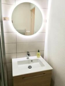 łazienka z umywalką i lustrem w obiekcie Joli Studio à Sanary-sur-Mer w mieście Sanary-sur-Mer +17 zdjęć