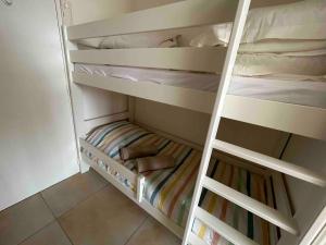 - pokój z 2 łóżkami piętrowymi w obiekcie Joli Studio à Sanary-sur-Mer w mieście Sanary-sur-Mer