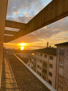 a view of the sunset from the balcony of a building at Studio charmant centré à Lausanne in Lausanne