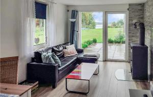 sala de estar con sofá y mesa en Nice Home In Heidesee With House Sea View, en Heidesee