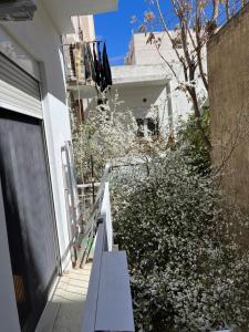 eine Treppe, die zu einem Haus mit Balkon führt in der Unterkunft Alex’s home next to Laiko in Athen