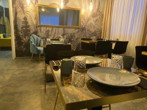 uma sala de jantar com mesas e cadeiras num restaurante em MARRAM Suitehotel em Münster