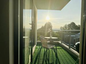 D&DLuxury Rivonia Apartments with inverter في جوهانسبرغ: فناء على طاولة وكراسي على شرفة