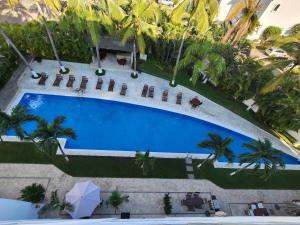 ヌエボ・バジャルタにあるLovely 4 bedroom penthouse Terra PH23 QueridaEstanciaのリゾートのプールの俯瞰図