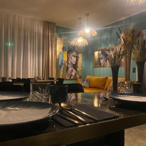 - une salle à manger avec une table et des assiettes dans l'établissement MARRAM Suitehotel, à Münster