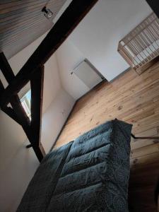 een slaapkamer met een bed in een kamer met een plafond bij At Dream appartement in Bergues