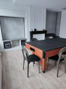 een eetkamer met een tafel en stoelen bij At Dream appartement in Bergues