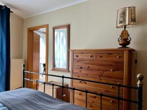Feels-Like-Home Apt @ Praterstern في فيينا: غرفة نوم مع خزانة خشبية وسرير
