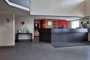 a waiting room with a counter in a hospital at Comfort Inn in Rouyn-Noranda