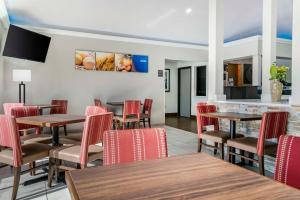 a restaurant with tables and chairs and a counter at Comfort Inn East Oregon - Toledo in Oregon