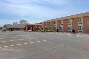 an empty parking lot in front of a building at Comfort Inn Mount Vernon Downtown in Mount Vernon