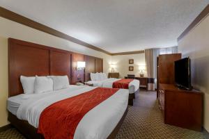 Mount Vernon的住宿－芒特弗農康福特茵酒店，酒店客房设有两张床和一台平面电视。